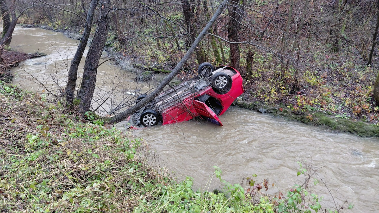(FOTO-VIDEO) Autoturism răsturnat în râul Cerna. Un bărbat de 66 de ani ...